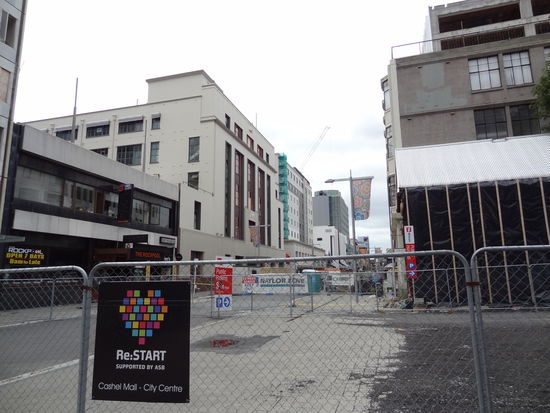 Die Strasse auf dem Bild ist komplett gesperrt und unbewohnt. Alles ist wieder im Aufbau