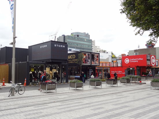 Eine temporäre Innenstadt wurde mit Container eröffnet... Shops, Cafe und Restaurant. Wirklich schön gemacht und mit sehr viel Charme.