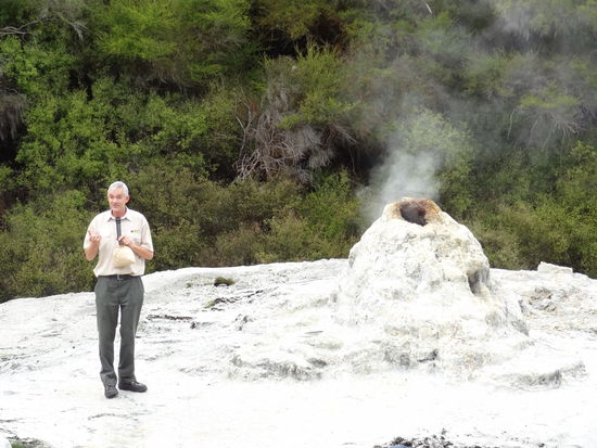 Hier wird der Geysir "aktiviert" - Der Guide schüttet einfach Seife rein....