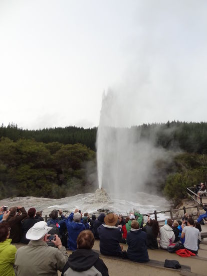 und wooooooooow!
Wir können gar nicht genug kriegen vom heissen Wasser und machen uns jetzt auf den Weg zu den Hot Water beaches, am Nordost Zipfel der Insel. Hier kann man sich einfach eine Schaufel leihen und am Beach seinen eigenen Pool graben 