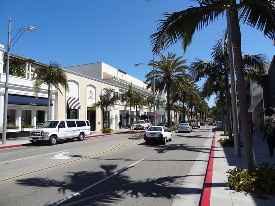 Rodeo Drive- Beverly Hills
Wir haben versuch ein paar Promis zu erspähen. leider ohne Erfolg. Es gibt sogar ganze Adresslisten und Stadtpläne auf den die Häuser der Prominenten eingezeichnet sind......alles fürs Starspotting eben