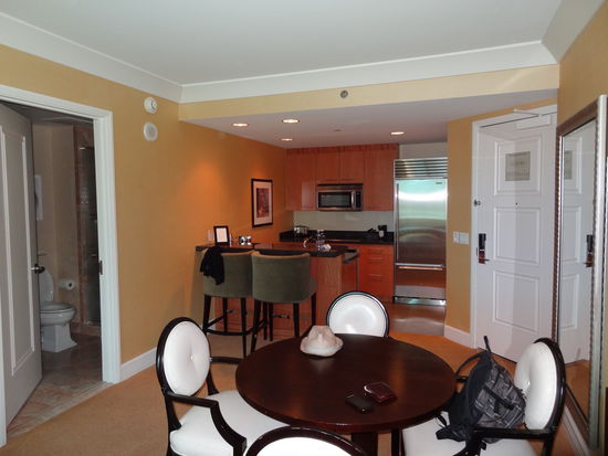 Küche und Esszimmerbereich - eigentlich war unser Gedanke uns so selbst zu verpflegen - leider haben wir nicht bedacht das der nächste Supermarkt ungefähr 6 Milen entfernt ist