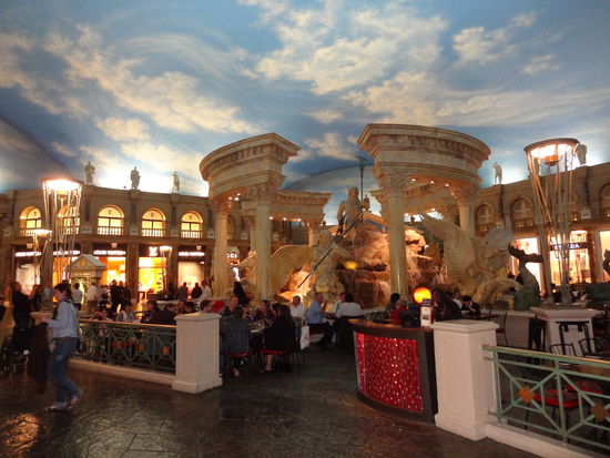 Cesars Palace by night- mit dem künstlichen Himmel wirkt es wie Tag und es ist atemberaubend gross