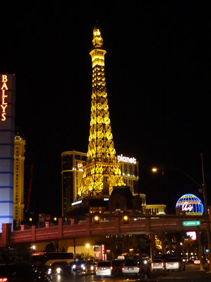 Eifelturm vor dem Hotel Paris