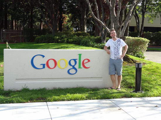 Googgle darf auch nicht fehlen.... Ein riesiges Gelände mit eigenem Sportgelände, Eventhalle und Theater. Auf dem ganzen Gelände gibt es Velos die in den bunten Farben vom Google-Logo angemalt sind und die man einfach gratis benutzen darf.