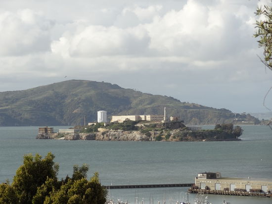 Oben angekommen hat mein einen super aus Blick auf Alcatraz. Leider hatten wir für die nächsten zwei Tag keine Tickets mehr bekommen. Also unbedingt weit im voraus planen wenn man auf die Insel will