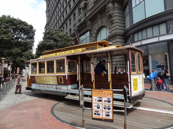 Die Cable Cars werden sogar noch von Hand gedreht.