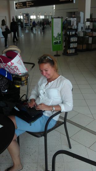 Oh wir müssen noch auf den Flug warten... da kann doch der Nerd Melanie noch schnell ein bisschen "gamen" 