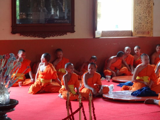 die Mönche beim Mittagessen