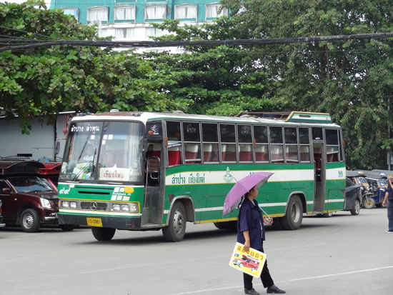 Regular Bus- ohne Air Condition. Zum Belüften bleiben einfach alle Fenster und Türen offen