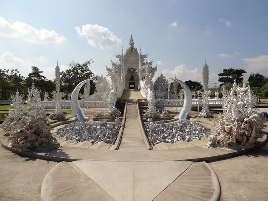 am Ziel - Wat Rong Khun Tempel- amazing!!