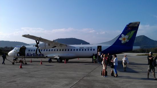 Wir sind mit Laos Air geflogen... die machen einen sicheren Eindruck. Da es aber sehr gebirgig ist muss der Flieger über dem Mekong zwischen den Bergen unter.