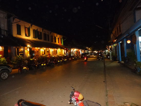 In Luang Prabang waren wir überwältigt von der schönen Altstadt...alles hat einen französisch Touch... na ja ist auch durch UNESCO geschützt. Man fühlt sich schnell wohl und die Leute sind sehr freundlich.
Sogar eine nette Weinbar haben wir gefunden, war schön mal wieder ein leckeres Glas Wein zu trinken !