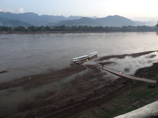 Dafür konnten wir die Stadt von der anderen Seite sehen. 
Unten unsere Fähre !