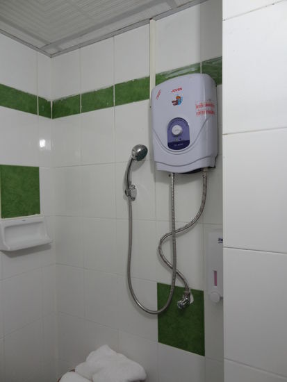 Die Dusche, noch zum gewöhnen- man flutet beim Duschen das gesamte Badezimmer. Wir haben uns sagen lassen diese Art von Dusche sei aber normal in Asien