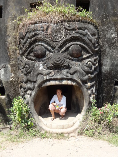 Quinzy sagt "Hallo" an alle Luzerner!!
Buddha Park in Vientiane