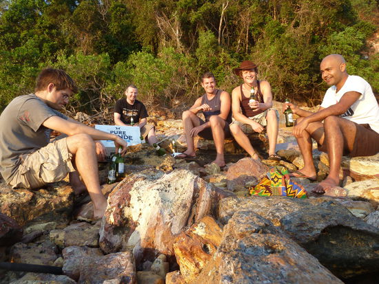 Männerrunde am Strand