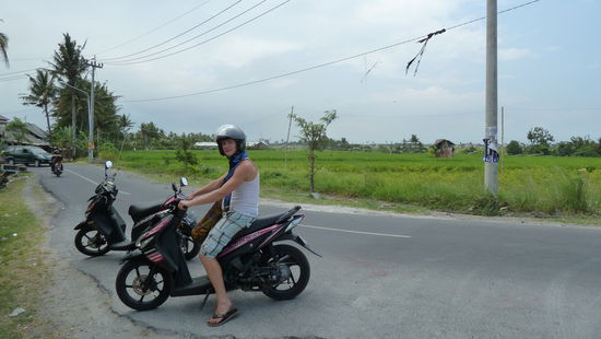 Mit dem scooter herum zufahren, ist der beste weg in Bali