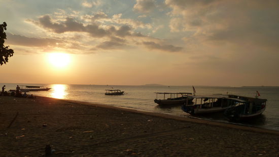 Toller Sonnenuntergang während wir in das Boot nach Gili wechseln