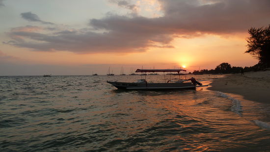 Sonnenuntergang am Strand von Gilis Meno