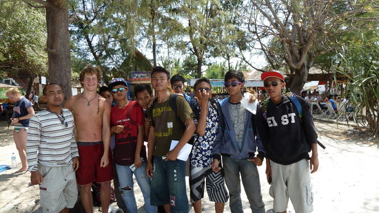 Ich mit einer Schulklasse aus Lombok die einen Tagesausflug nach Gili machte um Englisch zu üben!