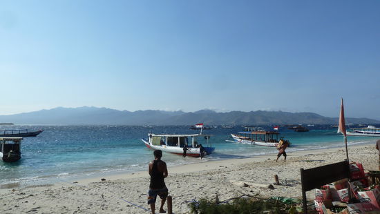 Der Strand auf Gili Trawangan mit Lombok im Hintergrund