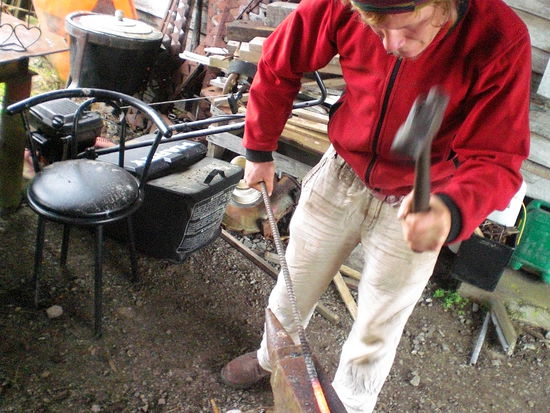 Dan hat uns schmieden gezeigt... dass war sooo cool, dass wollte ich schon immer ausprobieren!