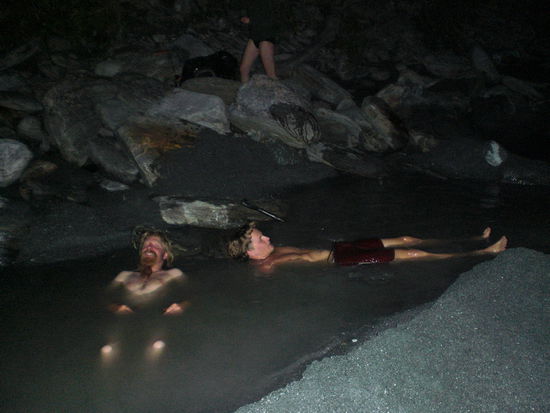 Chillen im selbstgegrabenen Hotpool!!! Bloody Legend Mate!!!