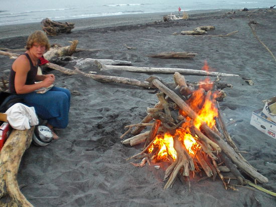 Chillen, grillen und Bierly killen und dass am Strand!