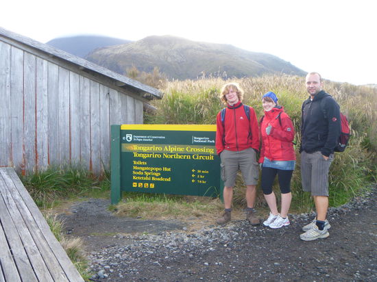 Am Anfang der Tongariro crossing mit Flo und Nicole