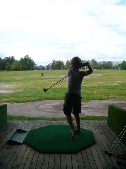 Ein Paar Bälle abschlagen am Golfplatz, mann war dass ein Spass