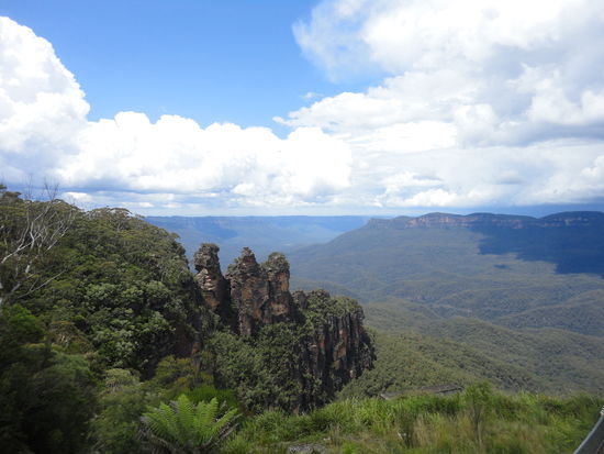 diese drei felsen werden die drei schwestern genannt nach ner Aborigine geschichte