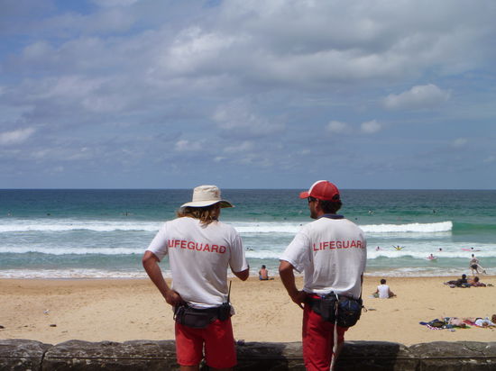 Dieses foto musst ich unbedingt schießen. Die rettungsschwimmer steh ja perfect im bild