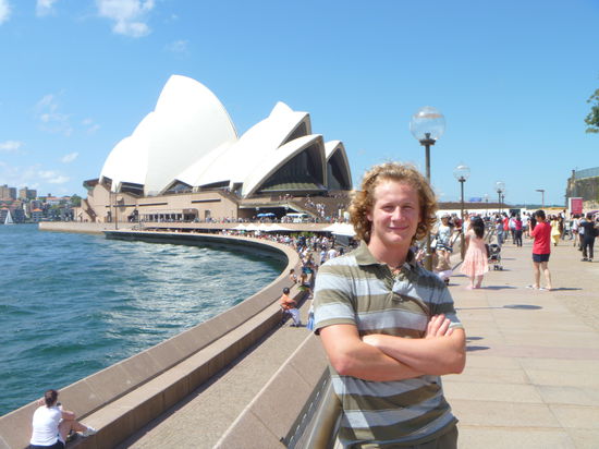 das dach von der Oper ist eigendlich gelb, sieht nur weiss von der entfehrnung aus!