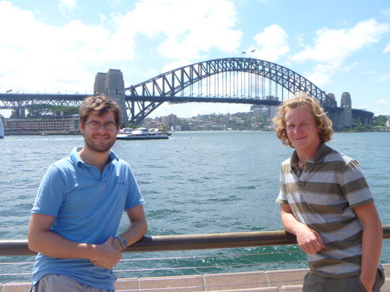 hier mit mat vor der harbor bridge! mat hab ich jetzt nach 5 monaten wieder gehsehen. er ist mit mir von perth nach darwin gefahren ganz am anfang.
