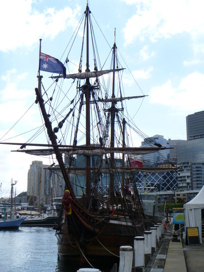 Und die duyfken segeld in ein paar monaten nach perth und da suchen sieh immer freiwillige die mit segeln. und die idee hat mir soo gefallen das ich mich als matrose beworben habe. ich hoffe das ich den job bekomme. ein langer traum wuerde da wahrwerden.