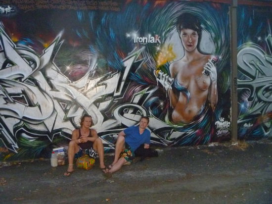 ich und simon chillen in byron