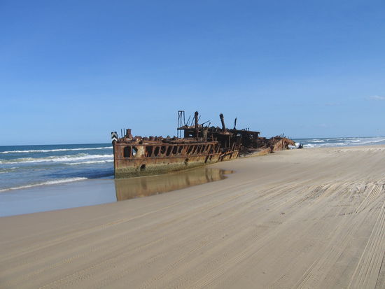das Wrack der Maheno, die hier vor 50 jahren auf sandgelaufen ist, ist eine sehr beliebte Touristen Attraktion