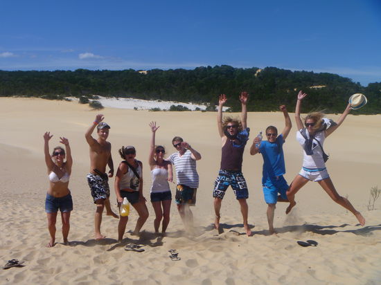 jump pics auf einer wanderdüne