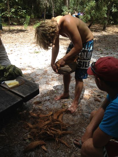 ich beim schälen einer kokosnuss die wir gefunden haben