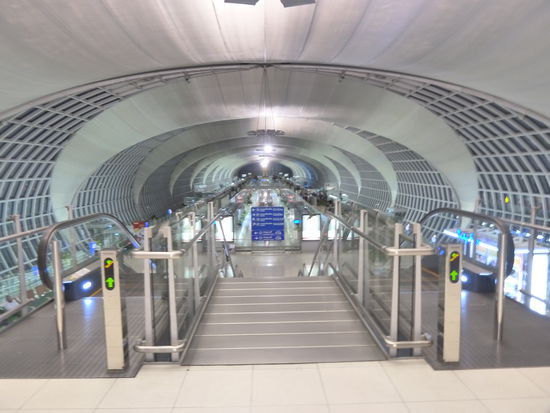 Das ist ein gate von 8. Der flughafen ist unglaublich