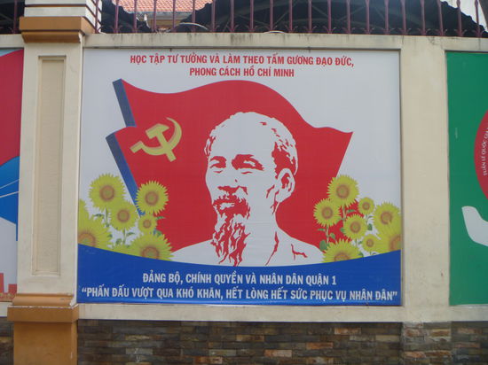 Vietnam ist ein Kommunistisches Land, überall sieht man Plakate von Ho Chi Minh, der ein Volksheld in Vietnam ist!