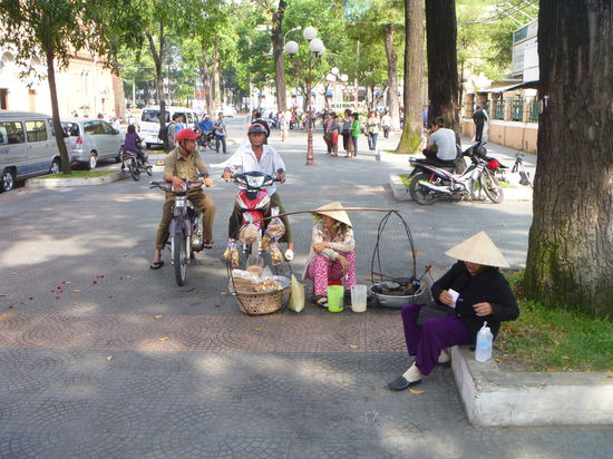 Der kegelförmige Hut ist typisch für Vietnam