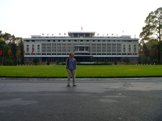 Hinter mir der Reunification Palast, typischer Baustil für die 60er Jahre