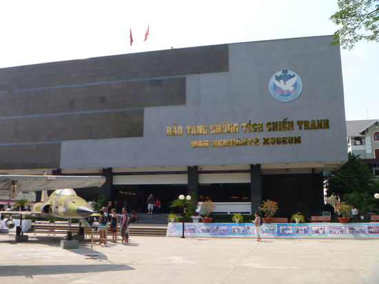 vor dem Museum waren einige Amerikanische Fahr- und Flugzeuge ausgestellt