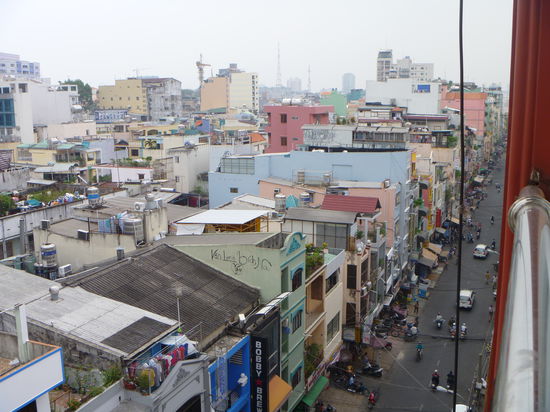 Ein Blick aus meinem Zimmer,wegen dem Smog kann man nie den Himmel sehen, kein wunder bei 4 Millionen Motorrädern!