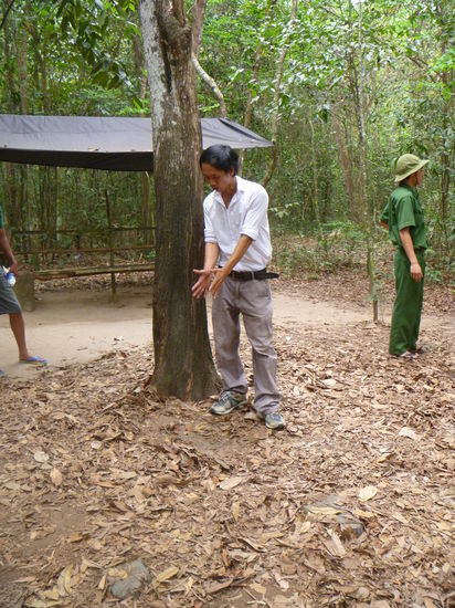 kann jemand hier einen eingang sehen? kein wunder das die amerikaner die tunnel erst nach dem krieg endeckten