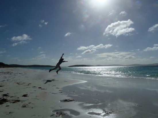 Ich habe noch nie einen so schönen Strand gesehen. Weißer Sand, blaues Meer, was will man mehr? 