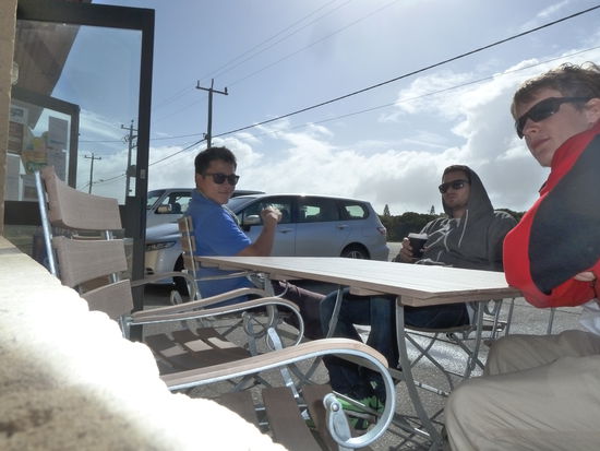 qi, kevin und ich in lancelin auf dem Weg zu den Pinnacles