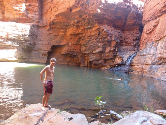 Ein Pool mitten zwischen den Felsen